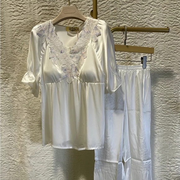 Elegant White Satin Sleepwear Set - Picture 1 of 1